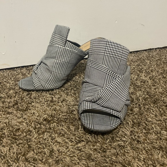 houndstooth Gianni Bini slip on mules/heels - Picture 2 of 4